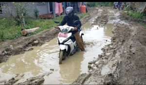 Masuk Kubangan Lumpur, Kades Margasari Berharap Pemerintah Segera Perbaiki Jalan Rusak