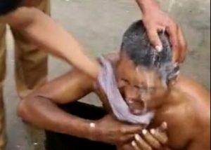Kades Cisalak Bantu Potong Rambut Hingga Memandikan ODGJ