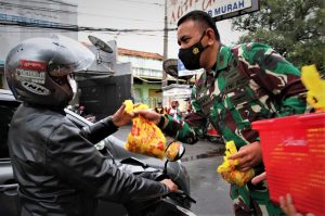 Dandim 0608/Cianjur Bagikan Ratusan Takjil