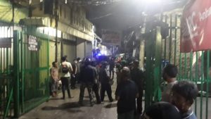 Tawuran Pecah di Perbatasan Kota Bambu, Satu Toko Perlengkapan Bayi Terbakar