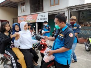 Sapari Sosial, Karang Taruna Leles Berbagi Takjil dan Masker Gratis