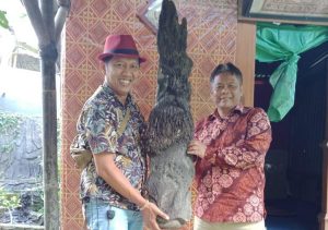 Ketua KPMP Marcab Cianjur Terima Ukiran Antik dari Ketum GAIB 212