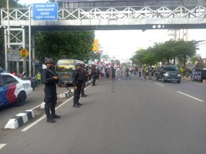 Petugas Gabungan Kawal Aksi Bela Palestina di Alun-Alun Kota Kediri