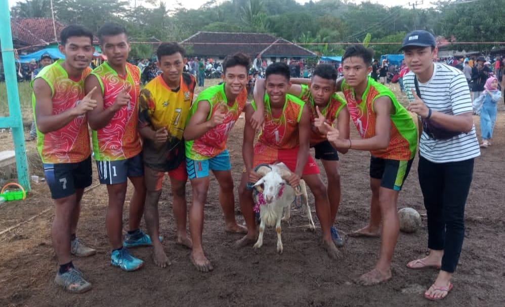 Masuk Final, Karang Taruna Leles Juarai Open Turnamen Bola Volly IMG-20210613-WA0045.jpg