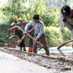 Hari ke Dua TMMD ke 111, Penuh Keakraban Warga Bersama Ratusan Prajurit Lakukan Pengecoran Jalan IMG-20210617-WA0034.jpg