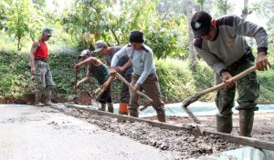 Hari ke Dua TMMD ke 111, Penuh Keakraban Warga Bersama Ratusan Prajurit Lakukan Pengecoran Jalan