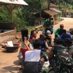 Keakraban Anggota TNI dengan Warga Saat Melaksanakan Kegiatan TMMD ke 111 IMG-20210621-WA0023.jpg