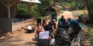 Keakraban Anggota TNI dengan Warga Saat Melaksanakan Kegiatan TMMD ke 111