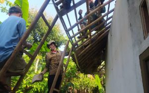 Satgas TMMD Bersama Warga Renovasi Masjid di Desa Ciandam