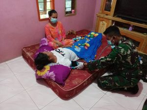 Bentuk Kepedulian, Timkes TMMD Bantu Warga yang Sakit