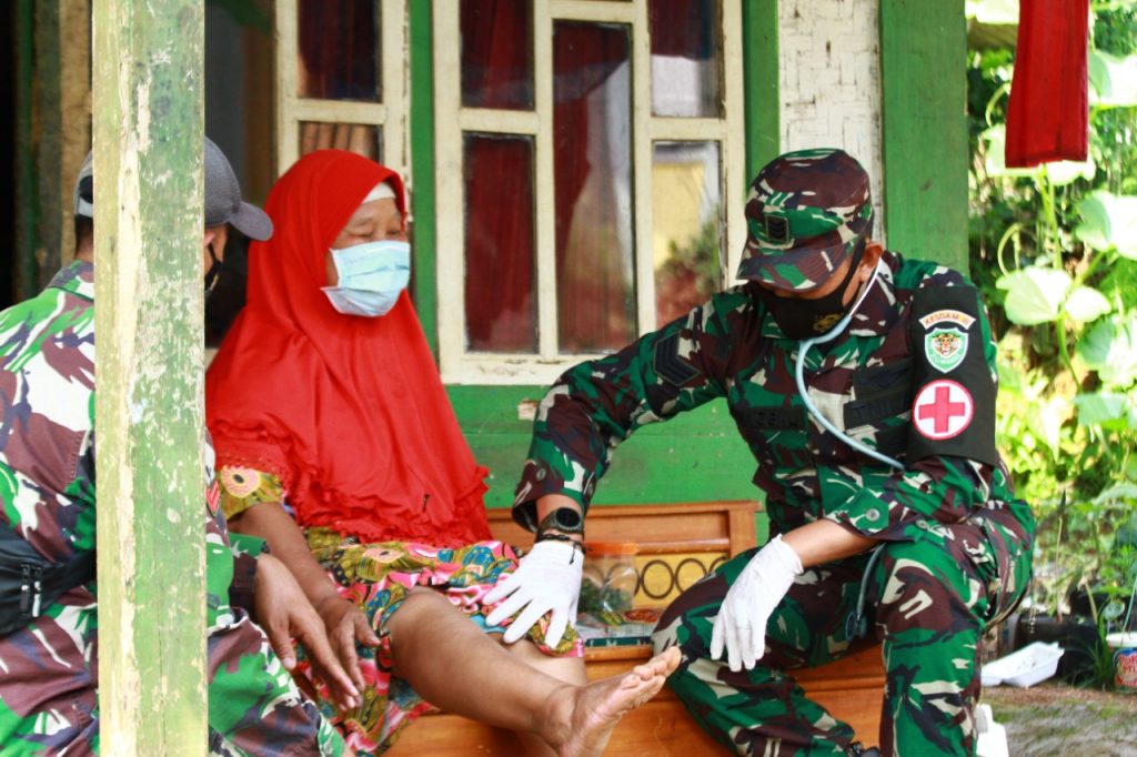 Tim Kesehatan TMMD ke- 111, Sisir Pengobatan Gratis dari Rumah ke Rumah