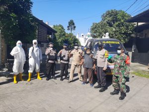 Satbrimob Polda Jatim Semprot Disinfektan di Pemukiman Warga dan Fasilitas Umum