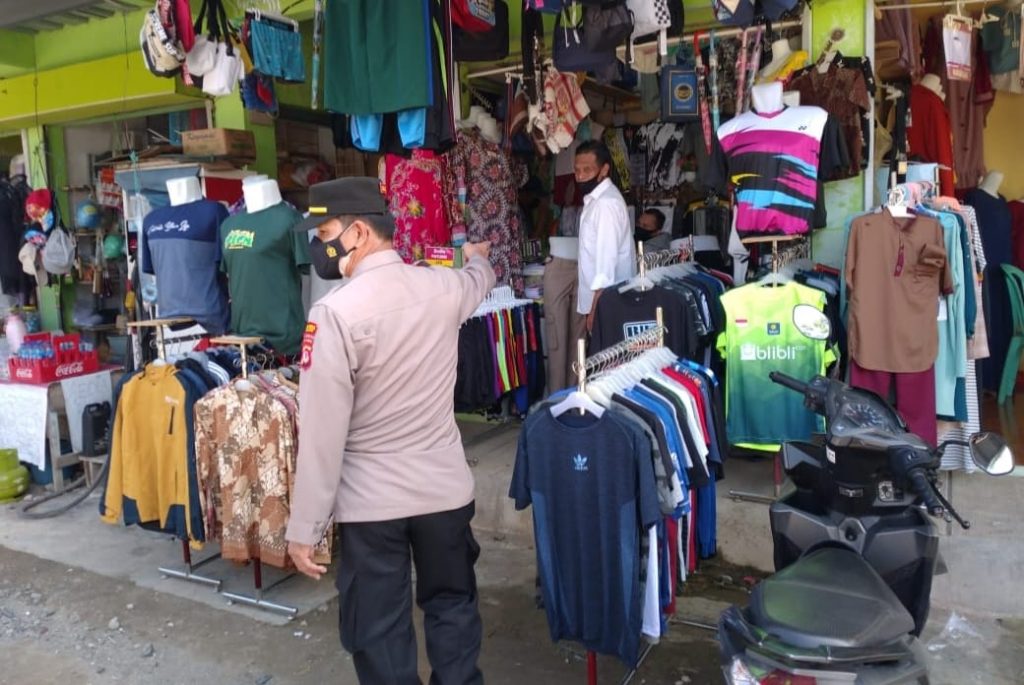 Petugas Gabungan Forkopincam Naringgul Sidak Pasar Tradisional