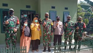 Senyum Bahagia Terpancar Saat Rumah Milik Seorang Warga Diperbaiki TMMD ke 111