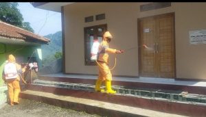 Gugus Tugas Covid-19 Desa Naringgul Semprot Disinfektan Diarea Pemukiman Warga dan Fasilitas Umum