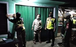 Petugas Gabungan Forkopimcam Cidaun Sidak Sejumlah Lokasi Tempat Hiburan Malam di Pantai Jayanti