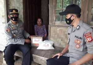 Polsek Tanggeung Berikan Bansos untuk Warga Kurang Mampu Terdampak PPKM Darurat