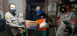 Kapolsek Cibinong Berikan Bantuan Sembako Gratis