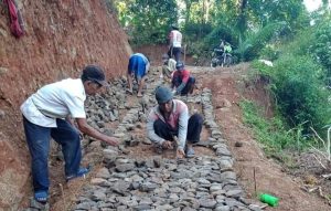 Warga Pamoyanan Gotong Royong Kerjakan Jalan Lingkungan