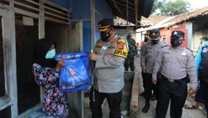 Jemput Bola, Polres Cianjur Beri Sembako Door to Door Bagi Warga