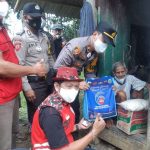 Jumat Bersodakoh, Polsek Kadupandak Bersama LSM KPMP Cianjur Bagikan Sembako Untuk Kakek Sahron IMG-20210731-WA0039.jpg