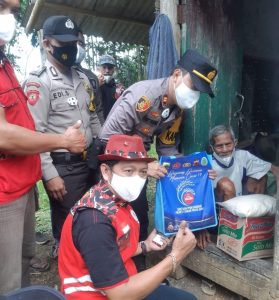 Jumat Bersodakoh, Polsek Kadupandak Bersama LSM KPMP Cianjur Bagikan Sembako Untuk Kakek Sahron