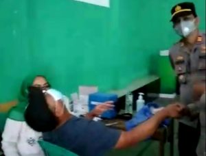 Pobia Jarum Suntik, Seorang Pemuda Histeris Saat Disuntik Vaksin