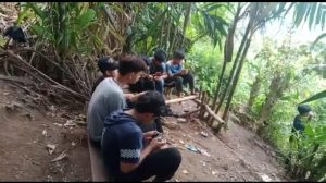Perjuangan Anak Sekolah Dipelosok Cianjur Ketengah Hutan untuk Mencari Sinyal
