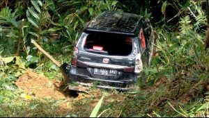 Diduga Tidak Hapal Medan Jalan, Minibus Terjun ke Jurang di Tikungan Bantaracap