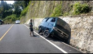 Viral, Minibus Terperosok Saat Ditinggal ke Toilet, Sopir Shock