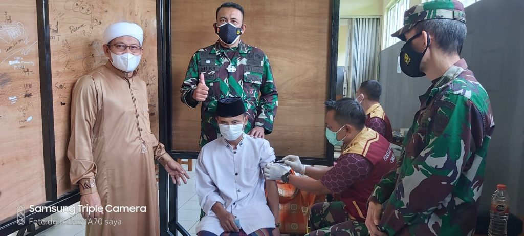 Serbuan Vaksin Kodim 0608/Cianjur Sasar Ratusan Santri di Ponpes Izzul Islam