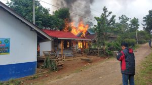Diduga Akibat Korsleting Listrik, Rumah Ludes Terbakar di Desa Ciburial