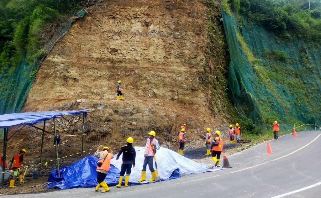 Rawan Longsor, Sebagian Tebing Hijau akan di Cor dengan Sistem Shotcrete Betonisasi