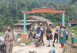Kapolsek dan Tim Medis Puskesmas Naringgul Sisir Warga yang Belum Divaksin