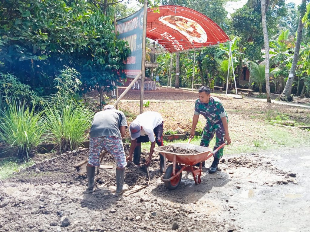 Rusak dan Berlobang, Babinsa Karangjati Ajak Warga Kerja Bakti Perbaiki Jalan