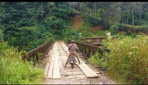 Jembatan Cisarua Lapuk dan Rusak, Warga Khawatir Ambruk