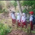 Miris 13 Siswa Didua Kampung di Naringgul Melewati Jembatan Gantung Bambu Kali Cikondang IMG-20220119-WA0047.jpg