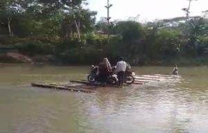 Tak Ada Jembatan Warga di Cianjur Selatan Rela Bertaruh Nyawa Naik Rakit Bambu Saat Sebrangi Kali Ciujung