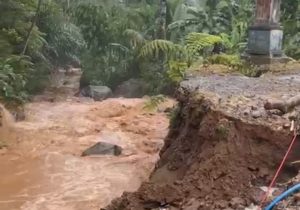 Jembatan Penghubung Desa Ambruk, Warga Kesulitan Tidak Ada Akses Jalan