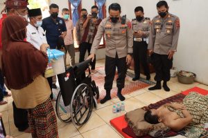Polri Peduli, Kapolres Cianjur Berikan Bantuan Kursi Roda dan Santunan