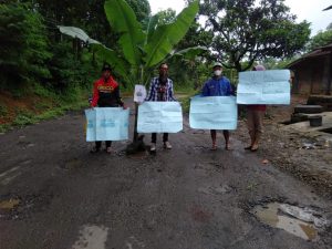 Jalan Provinsi Rusak Parah, Sejumlah Mahasiswa di Cianjur Tanami Pohon Pisang Disepanjang Jalan