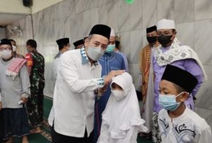 Wali Kota Jakbar Berikan Santunan dan Tongkat Ketiak Kruk Juga Kursi Roda
