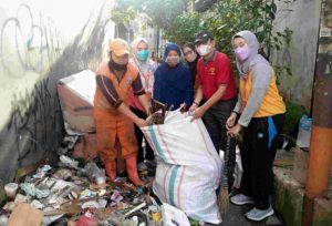 Petugas PPSU Jembatan Lima dan Warga Gelar Kerja Bakti