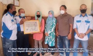 PPWI Cirebon Sampaikan Piagam Penghargaan ke Korban Kriminalisasi Aparat Hukum, Nurhayati