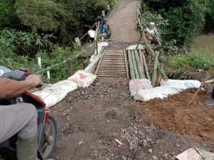 Warga Cibenggala Gotong Royong Bangun Jembatan Darurat Leuwi Keris
