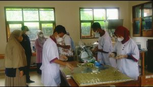 Dinkes Cianjur Tinjau Lokasi Pembuatan Kerupuk Jamur Tiram dan Gula Semut Aren di SMKN 1 Naringgul