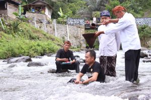 Sambut Ramadhan, Ratusan Warga Kampung Adat Miduana Cianjur Gelar Upacara Kuramasan