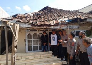 Polsek Cibeber Beri Bantuan Kepada Warga yang Rumahnya Tidak Layak Huni