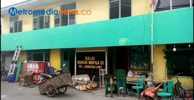 Gembok Gedung Balai Warga RW 01 Jembatan Lima, Warga Protes