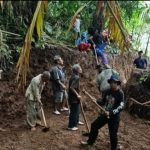 Pemdes Naringgul dan Warga Gorool Kerjakan Pelebaran Jalan Poros Desa Screenshot_20220710-134635_1.png